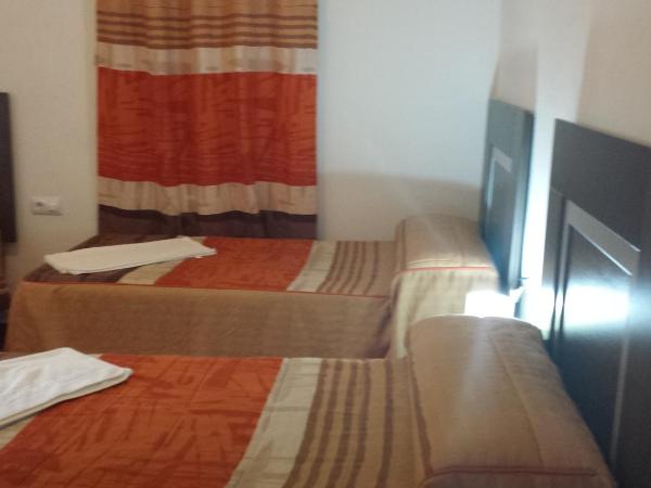 Pension Gran Plaza : photo 1 de la chambre chambre quadruple