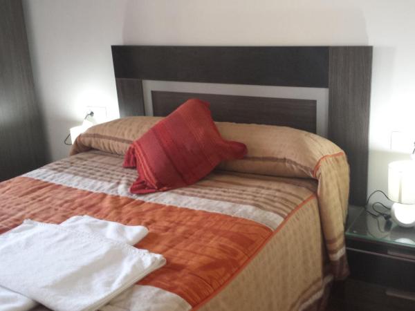 Pension Gran Plaza : photo 3 de la chambre chambre double avec salle de bains commune