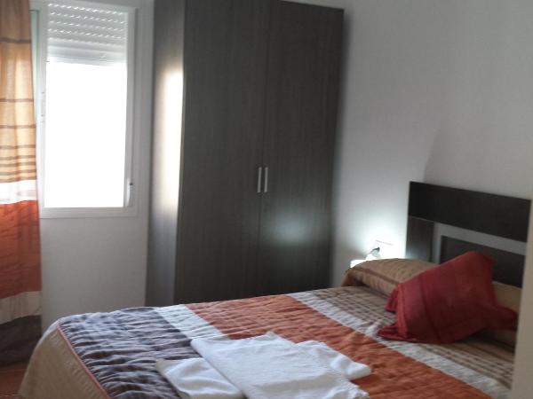 Pension Gran Plaza : photo 2 de la chambre chambre double avec salle de bains commune