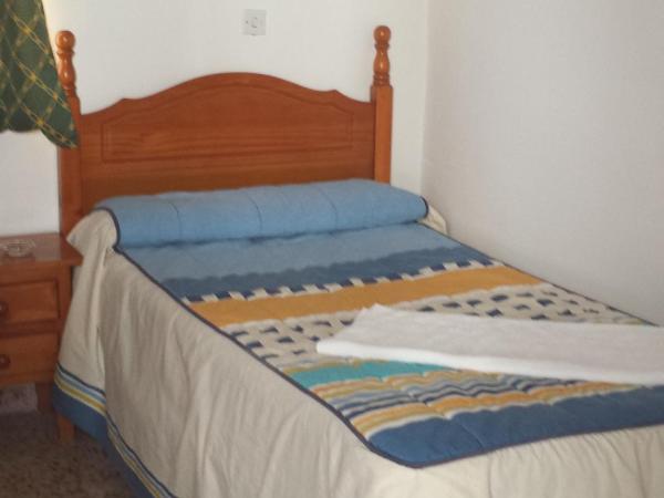 Pension Gran Plaza : photo 1 de la chambre chambre simple avec salle de bains commune