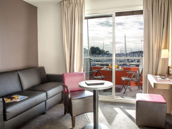 Best Western Plus La Marina : photo 3 de la chambre suite lit queen-size - non-fumeurs - vue sur port