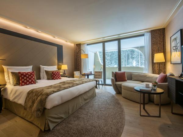 AlpenGold Hotel Davos : photo 1 de la chambre chambre lit king-size avec balcon