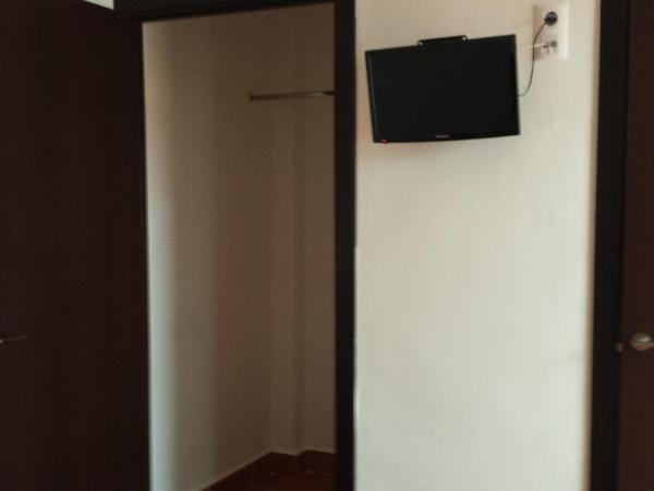 Pension Gran Plaza : photo 2 de la chambre chambre simple avec salle de bains 