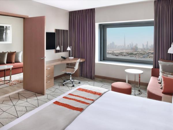 Holiday Inn & Suites - Dubai Festival City Mall, an IHG Hotel : photo 1 de la chambre suite junior lit king-size