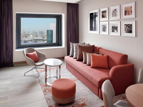 Holiday Inn & Suites - Dubai Festival City Mall, an IHG Hotel : photo 2 de la chambre suite junior lit king-size