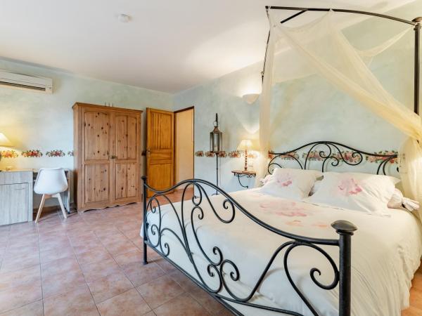 La Bastide de Font Clarette : photo 2 de la chambre chambre supérieure avec terrasse privée - vue sur jardin