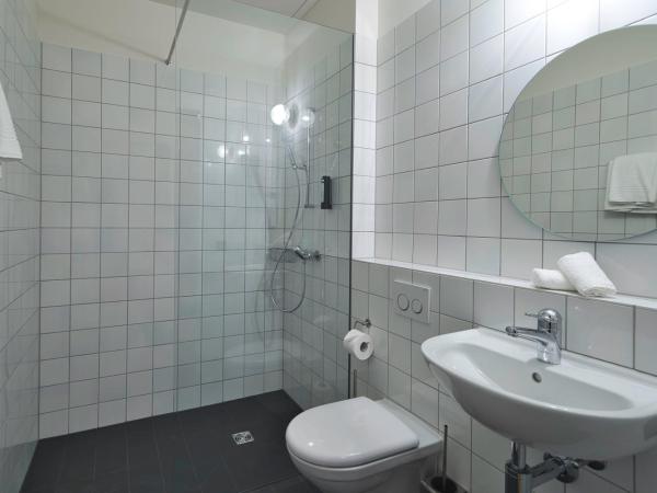 Silo Design & Boutique Hostel Basel : photo 6 de la chambre chambre double privée avec salle de bains