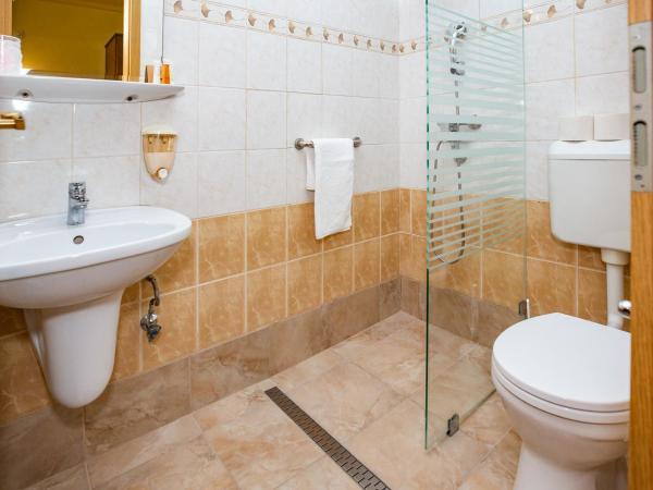 Júlia Panzió : photo 1 de la chambre chambre double standard avec 2 lits doubles