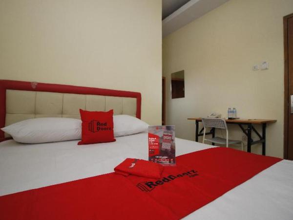 RedDoorz Plus @ Jalan Pemuda Jakarta : photo 2 de la chambre room #372774212