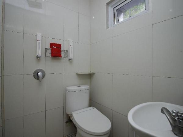 RedDoorz Plus @ Jalan Pemuda Jakarta : photo 4 de la chambre room #372774212