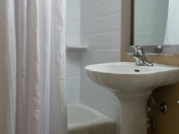 Hotel Pentagon : photo 1 de la chambre suite avec 1 lit king-size et 2 lits queen-size