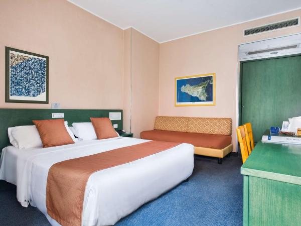 Best Western Hotel Mediterraneo : photo 1 de la chambre chambre triple standard avec lit queen-size et lit simple