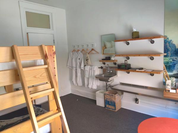 Ace Hotel Seattle : photo 1 de la chambre chambre avec lits superposés et salle de bains commune