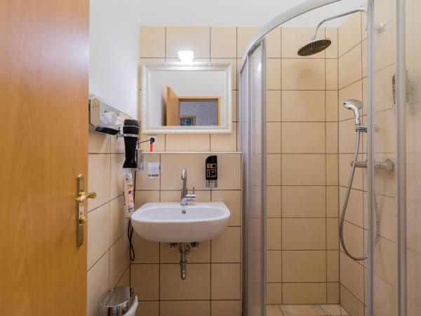 Parlamento Rooms : photo 5 de la chambre chambre familiale avec salle de bains