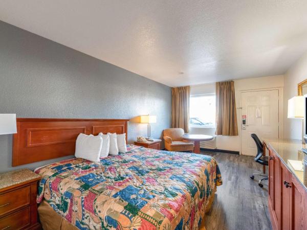 Econo Lodge Phoenix North I-17 : photo 1 de la chambre chambre lit king-size standard - non-fumeurs 