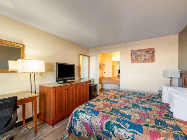 Econo Lodge Phoenix North I-17 : photo 3 de la chambre chambre lit king-size standard - non-fumeurs 