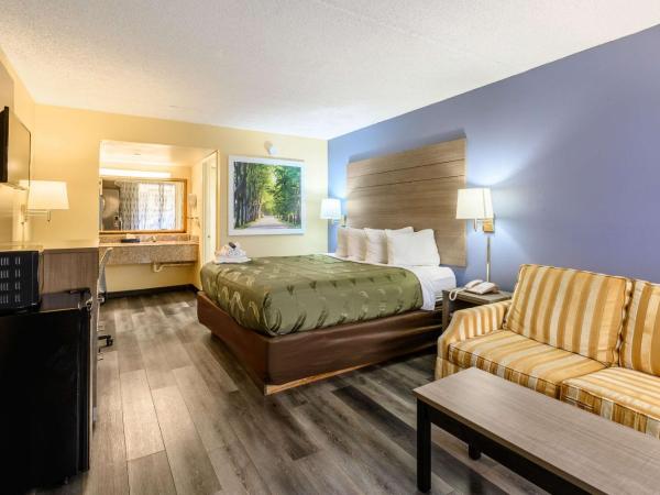 Quality Inn New Orleans I-10 East : photo 2 de la chambre chambre lit king-size - non-fumeurs