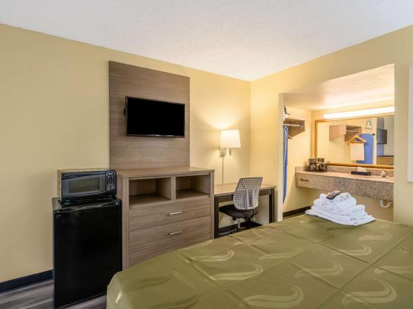 Quality Inn New Orleans I-10 East : photo 3 de la chambre chambre lit king-size - non-fumeurs