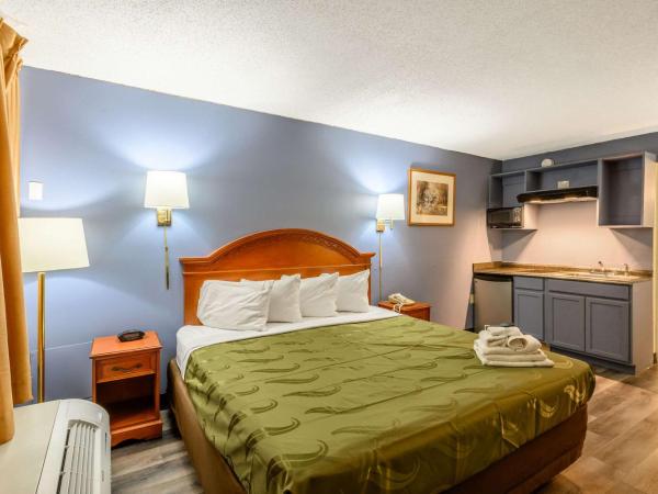 Quality Inn New Orleans I-10 East : photo 4 de la chambre chambre lit king-size - non-fumeurs