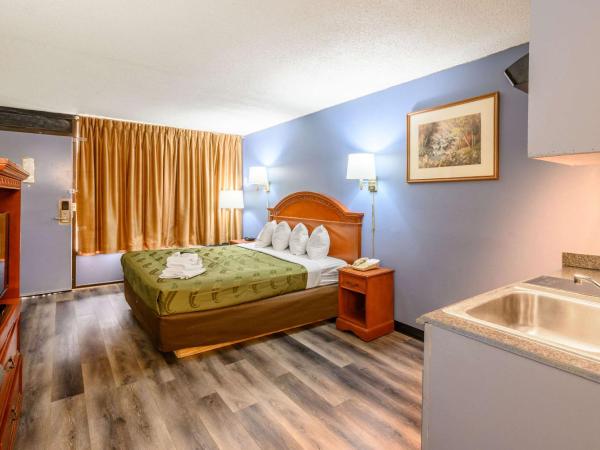 Quality Inn New Orleans I-10 East : photo 6 de la chambre chambre lit king-size - non-fumeurs