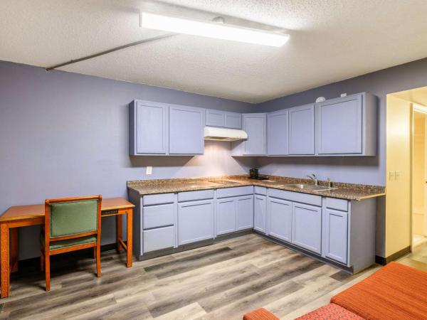 Quality Inn New Orleans I-10 East : photo 4 de la chambre suite avec 2 lits doubles - non-fumeurs