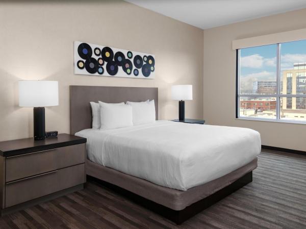 Hyatt House Nashville Downtown-Convention Center : photo 4 de la chambre chambre lit king-size avec canapé-lit