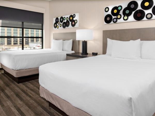 Hyatt House Nashville Downtown-Convention Center : photo 2 de la chambre one-bedroom specialty suite with two queen beds with sofa bed, kitchen and roll-in shower - disability access