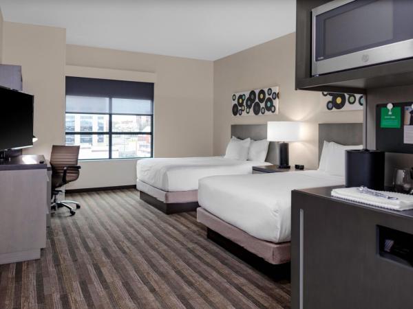 Hyatt House Nashville Downtown-Convention Center : photo 1 de la chambre chambre avec 2 lits queen-size et salon