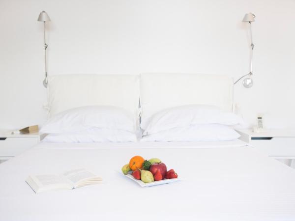 Lilium Hotel Santorini : photo 5 de la chambre chambre double supérieure avec bain à remous - vue sur caldeira