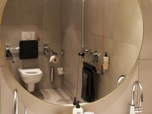 Jugend- und Familienhotel Augustin : photo 5 de la chambre cette chambre double est accessible aux personnes à mobilité réduite.