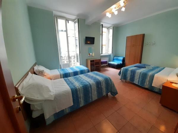 Albergo in Centro : photo 3 de la chambre chambre quadruple avec salle de bains privative