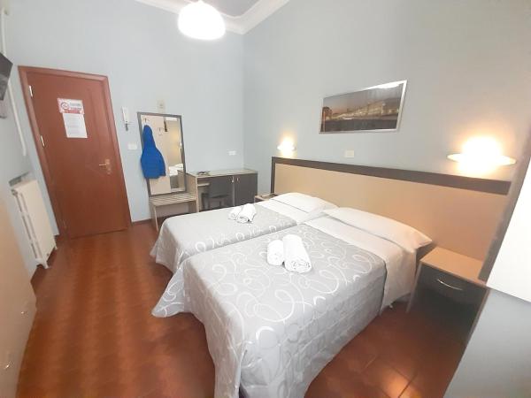 Albergo in Centro : photo 4 de la chambre chambre double Économique avec salle de bains commune