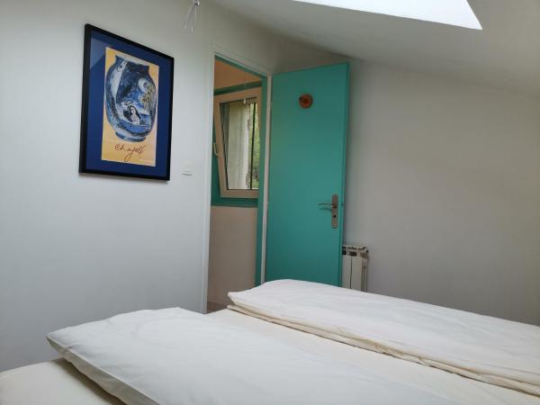 Cassis Hostel : photo 4 de la chambre chambre double avec toilettes communes