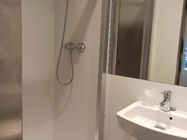 Bearan Bar & Rooms : photo 3 de la chambre chambre lit queen-size