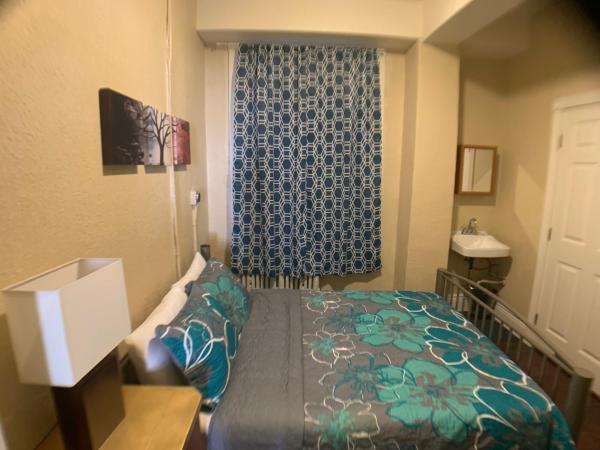 Orange Village Hostel : photo 4 de la chambre chambre double avec salle de bains privative