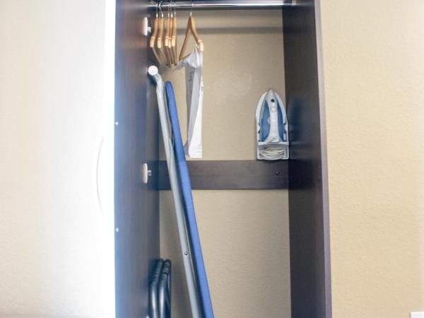 Microtel Inn & Suites by Wyndham Jacksonville Airport : photo 1 de la chambre chambre lit queen-size avec douche accessible en fauteuil roulant - adaptée aux personnes à mobilité réduite/malentendantes - non-fumeurs