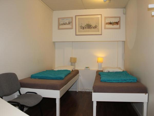 City Lodge Stockholm : photo 3 de la chambre chambre lits jumeaux avec salle de bains commune
