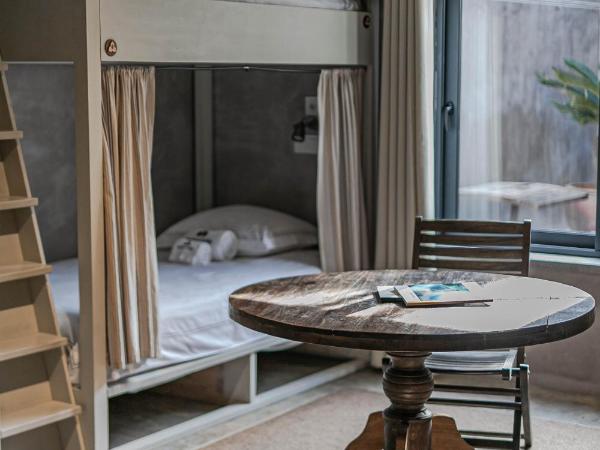 Surfers Lodge Peniche : photo 4 de la chambre chambre familiale