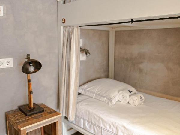 Surfers Lodge Peniche : photo 1 de la chambre chambre familiale