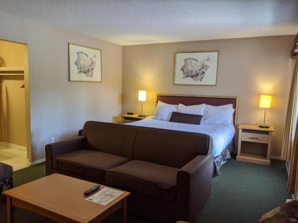 Howard Johnson by Wyndham Downtown Kamloops : photo 2 de la chambre suite lit king-size - non-fumeurs