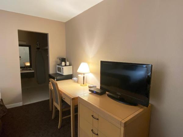 Howard Johnson by Wyndham Downtown Kamloops : photo 8 de la chambre studio lit queen-size - non-fumeurs