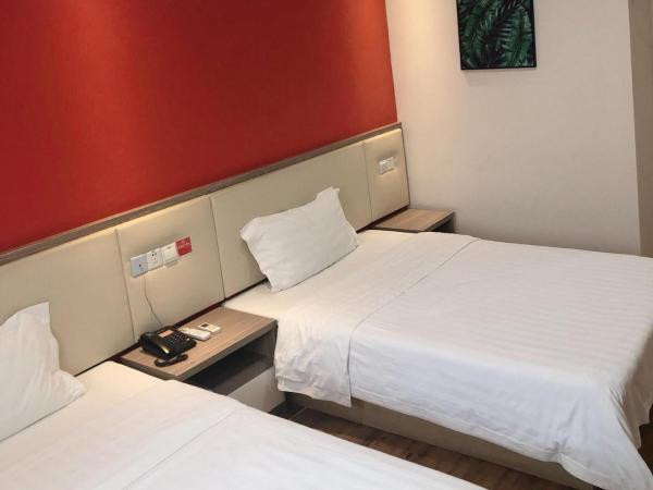 7Days Premium Shanghai Xujiahui Longhua Road Subway Station Branch : photo 1 de la chambre chambre lits jumeaux supérieure