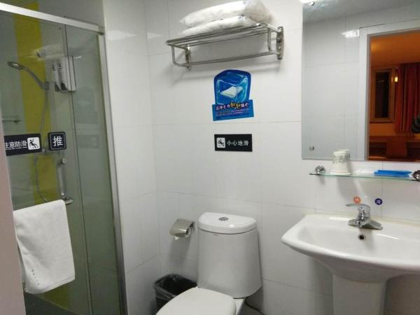 7Days Inn WuHan Road JiQing Street : photo 1 de la chambre chambre affaires lits jumeaux