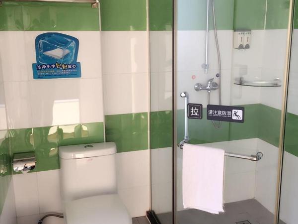 7Days Inn Dalian Ganjingzi District Government : photo 1 de la chambre chambre affaires lits jumeaux