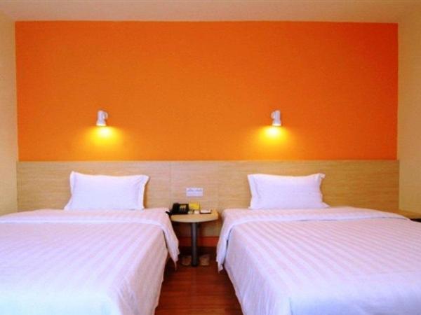 7Days Inn Sanya Dadonghai : photo 1 de la chambre chambre affaires lits jumeaux
