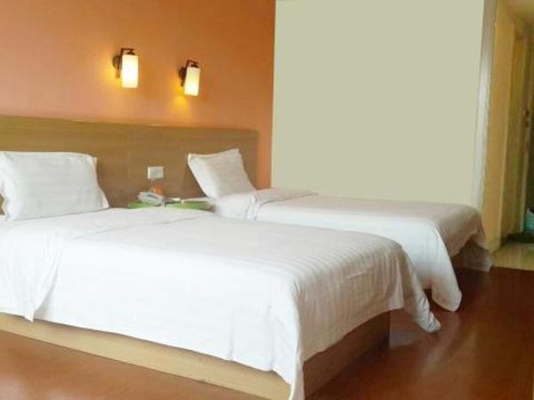 7Days Inn Changshou Road Subway station : photo 1 de la chambre chambre affaires lits jumeaux