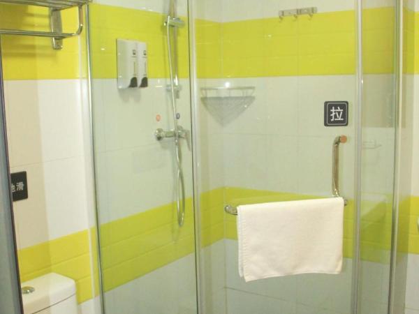 7Days Inn Dongguan Guanhui City Rail Dalang Town Station Branch : photo 5 de la chambre comfortable queen room