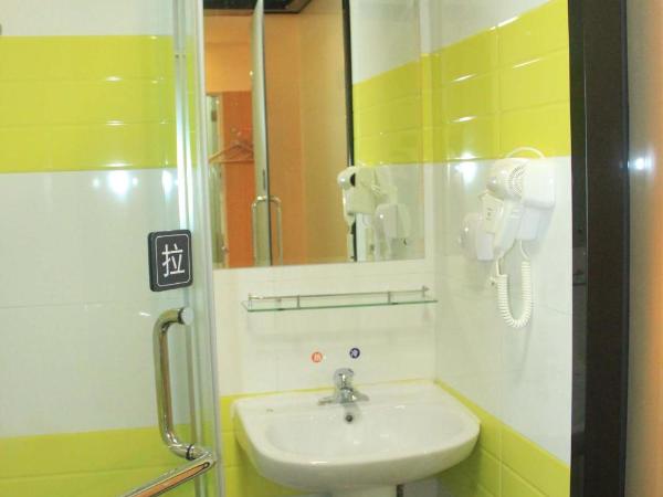 7Days Inn Dongguan Guanhui City Rail Dalang Town Station Branch : photo 4 de la chambre chambre lits jumeaux confortable