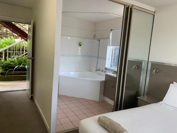 Adina Place Motel Apartments : photo 1 de la chambre suite avec baignoire spa