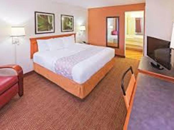 Super 8 by Wyndham San Antonio Near SeaWorld Ingram Park : photo 4 de la chambre chambre lit king-size standard